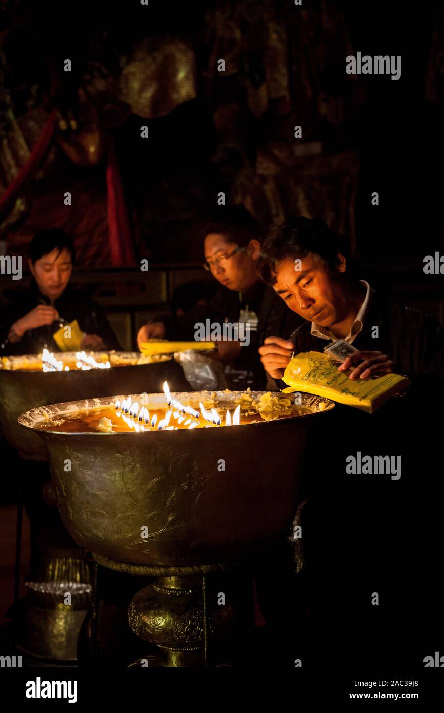 Tibet - 23. September 2010: treu Angebote machen von yak Butter, im Kloster Samye Stockfoto
