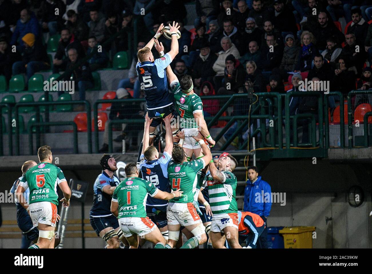 Treviso, Italien. 30 Nov, 2019. Touche macauley Cook (Cardiff) behindert durch Abraham steyn (Treviso) bei Benetton Treviso vs Cardiff Blues, Rugby Guinness Pro 14 in Treviso, Italien, 30. November 2019 - LPS/Ettore Griffoni Credit: Ettore Griffoni/LPS/ZUMA Draht/Alamy leben Nachrichten Stockfoto