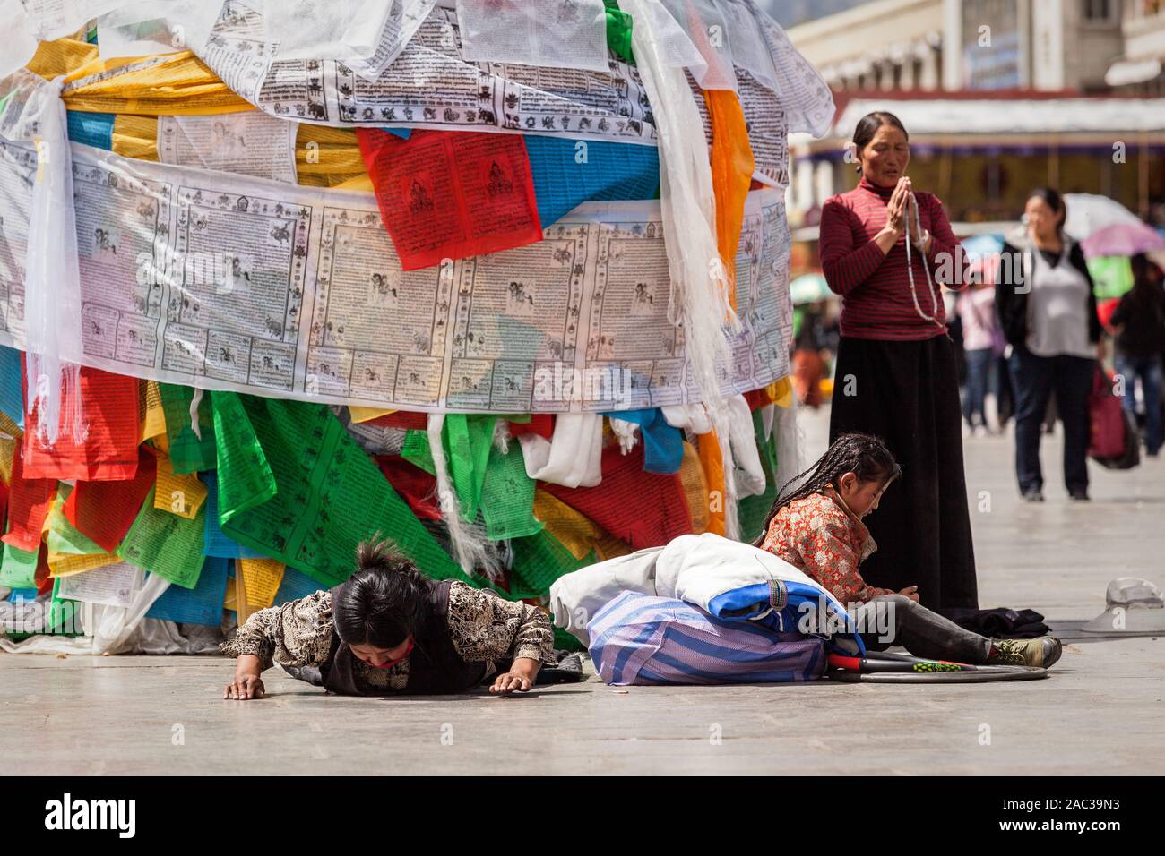 Die Pilger beten am Barkhor in Lhasa Stockfoto