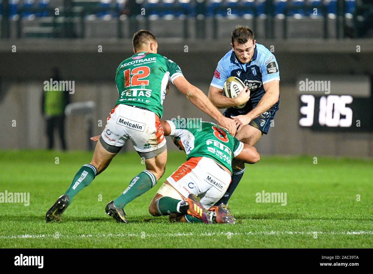 Treviso, Italien. 30 Nov, 2019. Bekämpfung der TOA-halafihi (Benetton Treviso) auf garyn Smith (Cardiff) bei Benetton Treviso vs Cardiff Blues, Rugby Guinness Pro 14 in Treviso, Italien, 30. November 2019 - LPS/Ettore Griffoni Credit: Ettore Griffoni/LPS/ZUMA Draht/Alamy leben Nachrichten Stockfoto