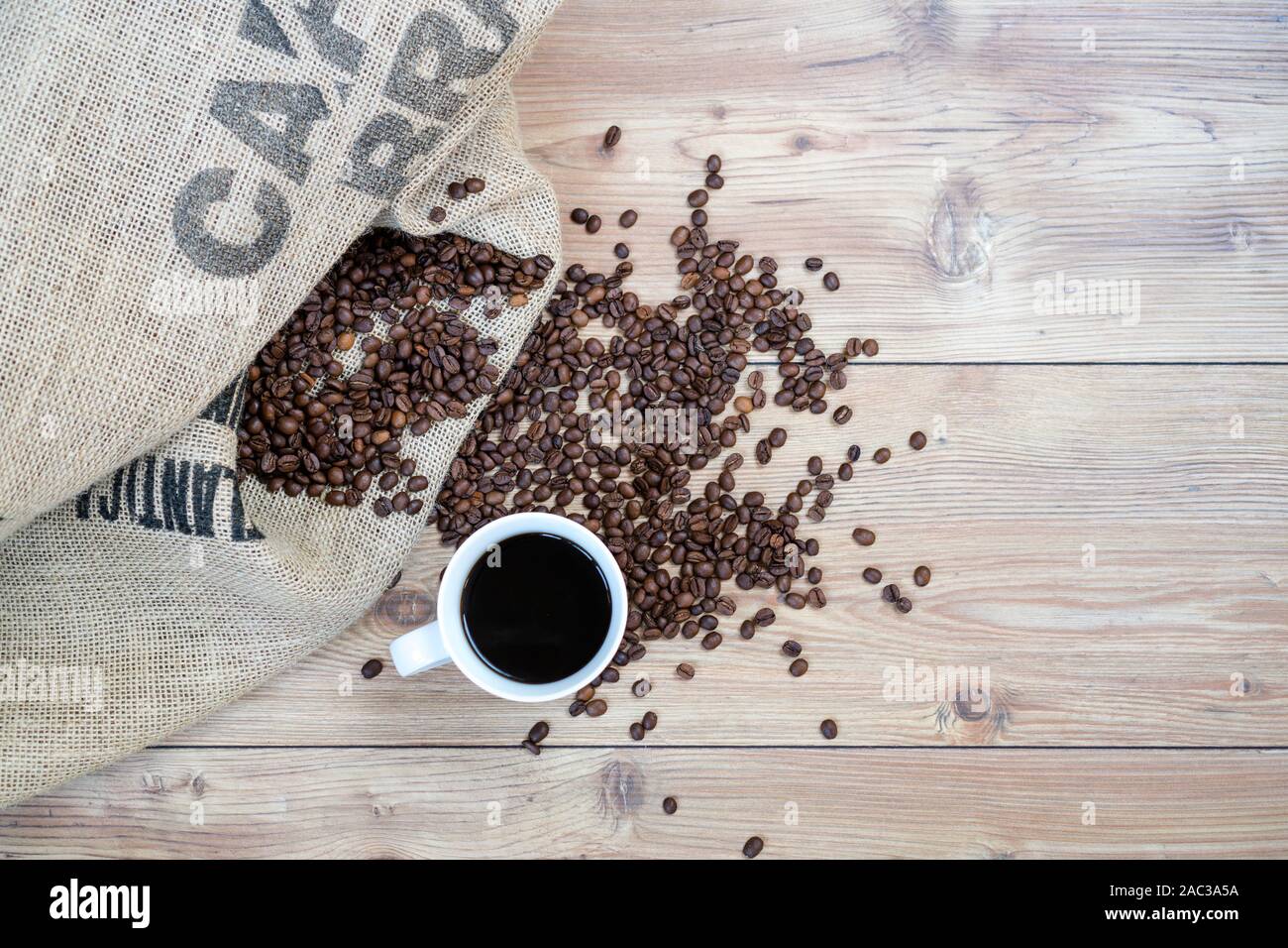 Kaffeebohnen auf Jute Sack und gedruckten Brasil auf Hintergrund Stockfoto