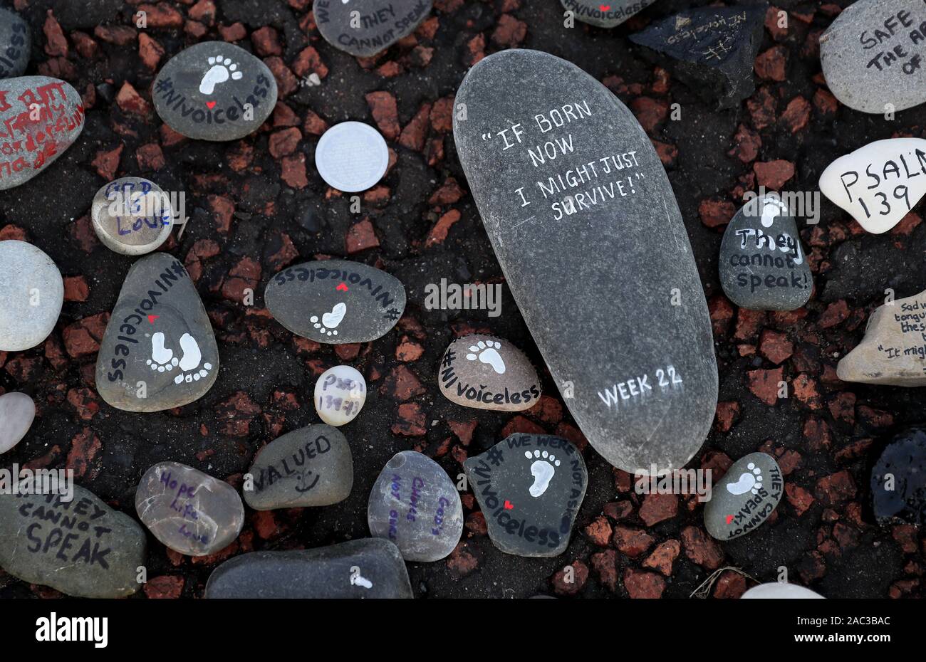 Steine von anti Abtreibung Demonstranten während einer stillen Demonstration platziert in Stormont gegen die jüngste Liberalisierung der Abtreibung Gesetze in Nordirland. Stockfoto