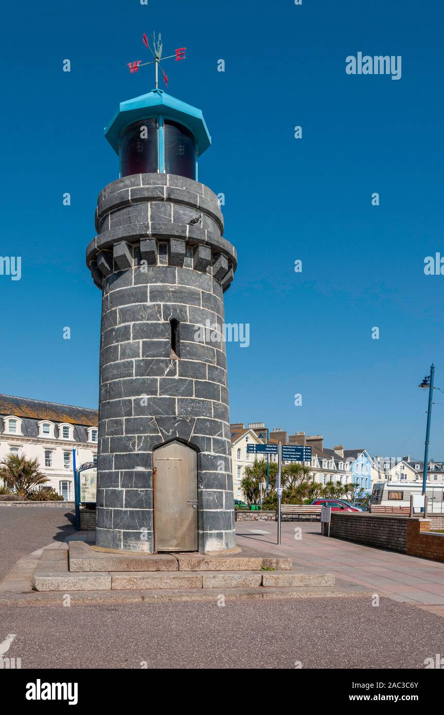 Ein Leuchtturm am südlichen Ende der Promenade Den mit einem kleinen zylindrischen Turm mit Loopings zu den Treppen auf einem quadratischen Sockel Stockfoto