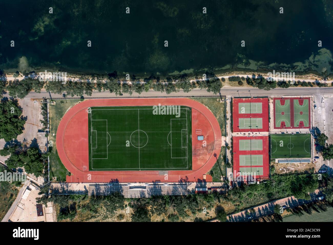Antenne overhead Drone schoss der Fußballplatz, Tennis- und Basketballplatz in Argostolion, auf der Insel Kefalonia Stockfoto