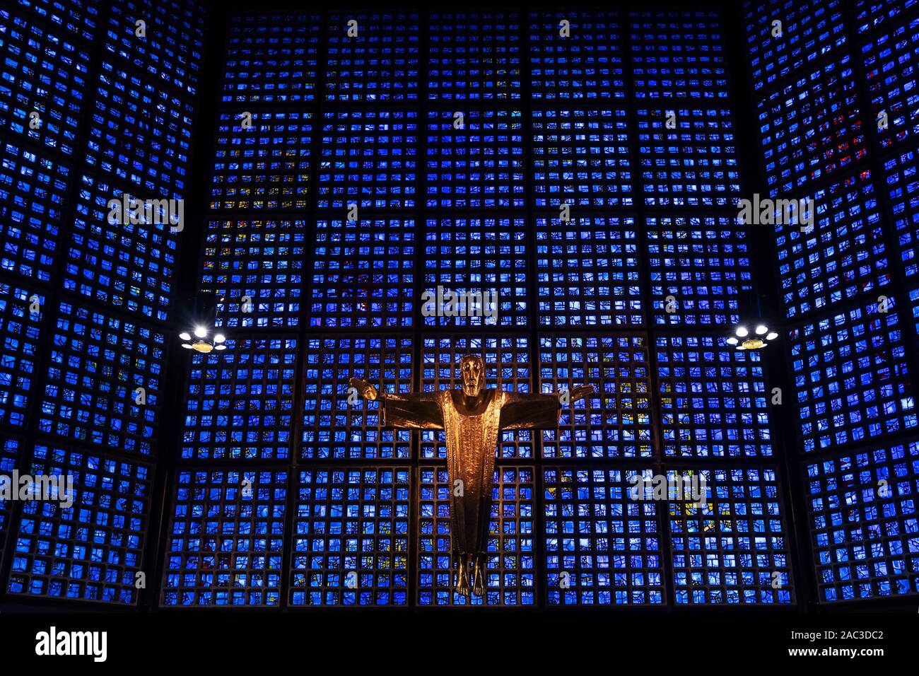 Jesus Christus Statue in der Kaiser-Wilhelm-Gedächtniskirche in Berlin. Stockfoto