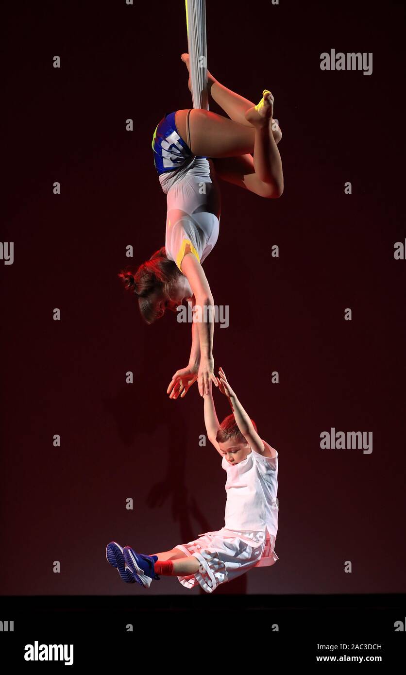 Aerial Silk Performance Künstler während der Euro 2020 am Messezentrum Romexpo, Bukarest. Stockfoto