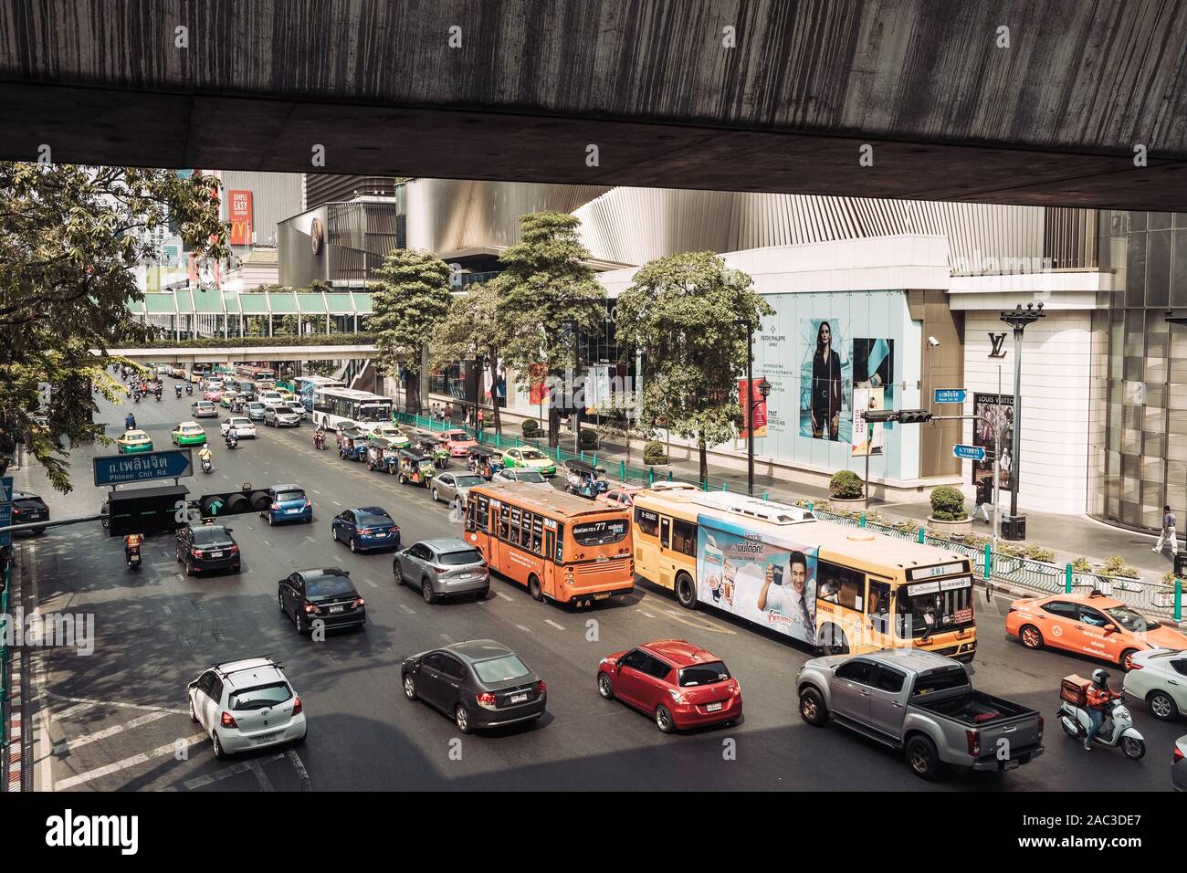 Der Verkehr auf der belebten Straße Kreuzung in Bangkok, Thailand. Stockfoto