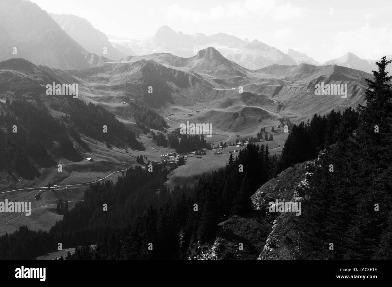 Die hügelige Berglandschaft auf der Silleren bei Adelboden | Grüne Hügel des Berges Landschaft in Adelboden/Silleren in den Schweizer Alpen Stockfoto