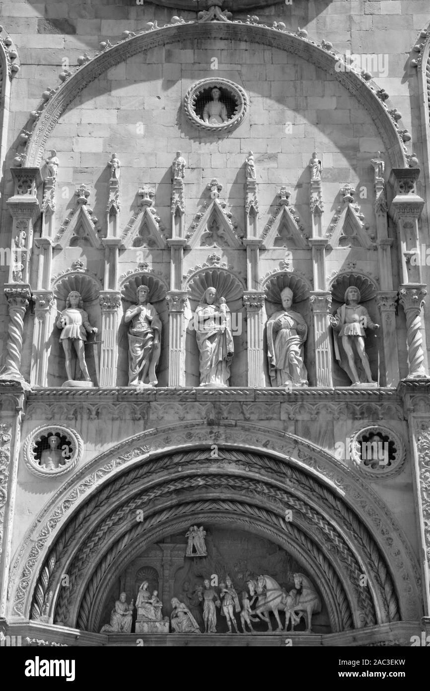 COMO, ITALIEN - 8. Mai 2015: Die Heiligen auf dem gotischen Portal der Dom von Bildhauern der Rodari Familie (1447-1498). Stockfoto