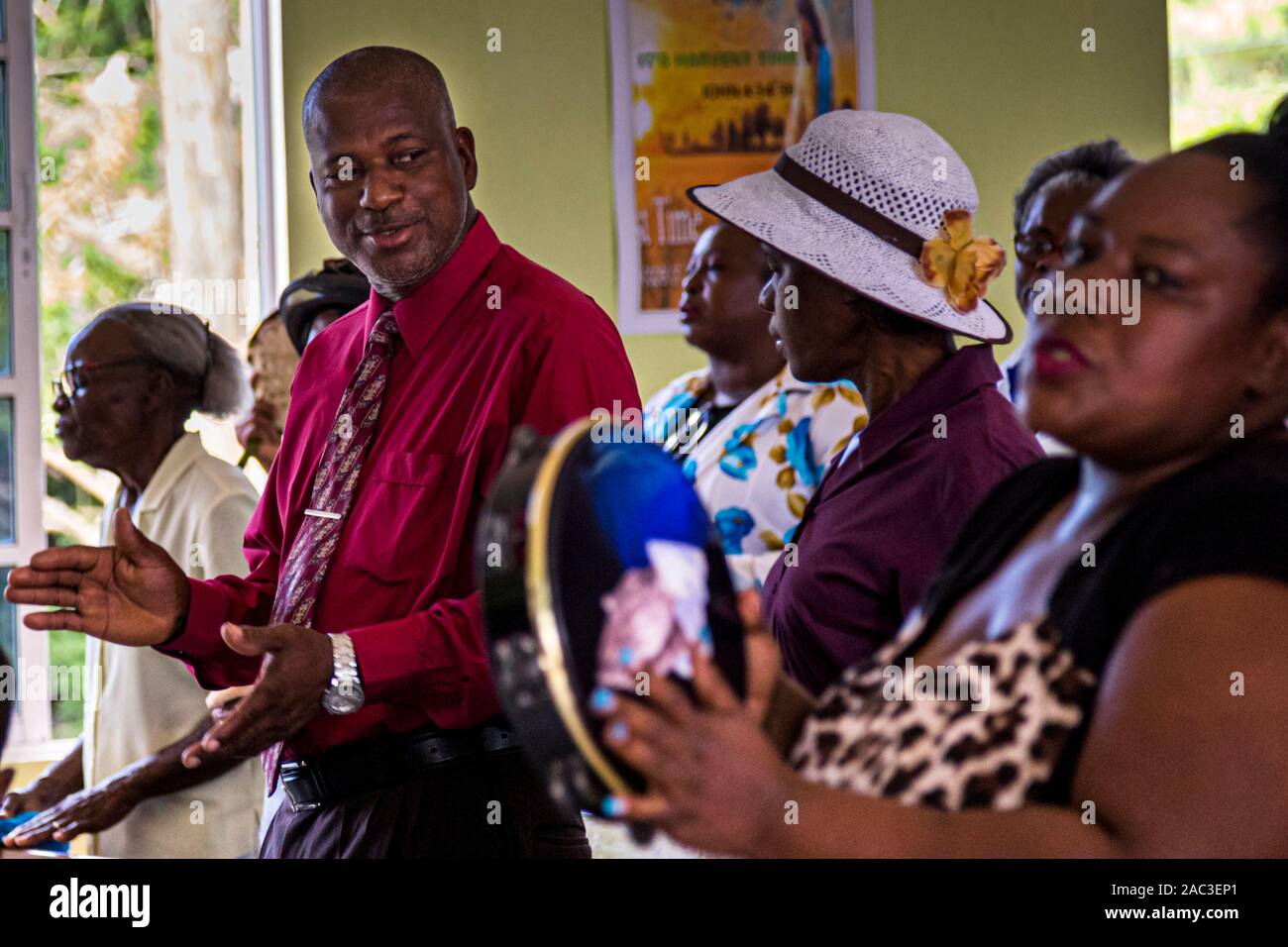 Die Gläubigen singen beim Baptistengottesdienst in der Lime, Grenada.der Gesang schafft ein Gemeinschaftserlebnis. Viele kommen mit ihrem eigenen Instrument in den Dienst Stockfoto