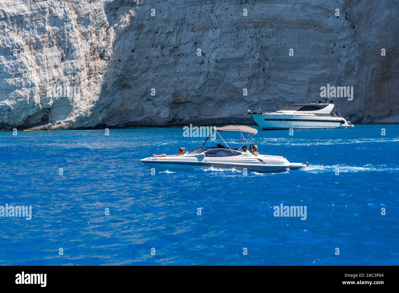 Zakynthos, Griechenland - 20. August 2019: Piratenschiff stil Kreuzfahrten im Ionischen Meer in der Nähe von Zakynthos Schiffbruch Navagio Bay Stockfoto