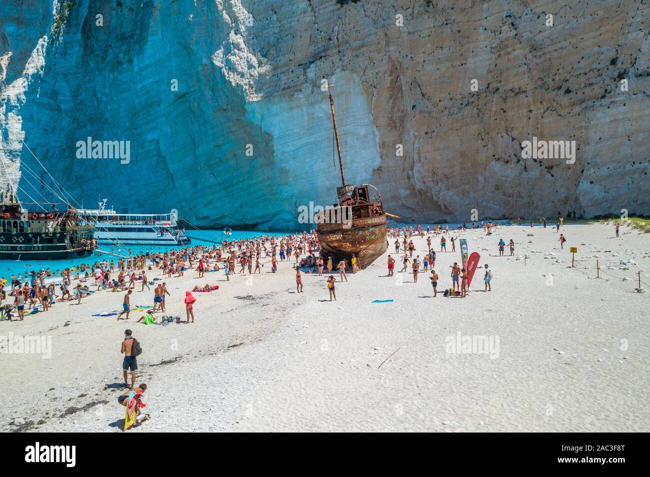 Zakynthos, Griechenland - 20. August 2019: Luftbild Drohne Schuß von Touristen auf Zakynthos Schiffbruch Navagio Strand Stockfoto