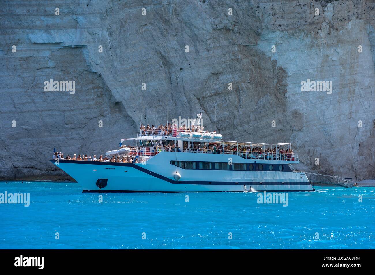 Zakynthos, Griechenland - 20. August 2019: Kreuzfahrtschiff im Ionischen Meer in der Nähe von Zakynthos Schiffbruch Navagio Bay Stockfoto