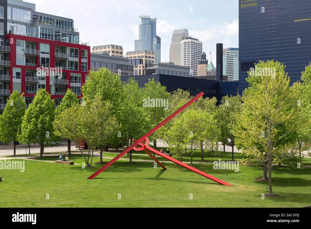 Die 1977-1983 Rot lackiertes Metall Stahl I-Beam Skulptur Molekül des Bildhauers Mark Di Suvero in Gold Medaille Park in der Innenstadt von Minneapolis, Minnesota. Stockfoto