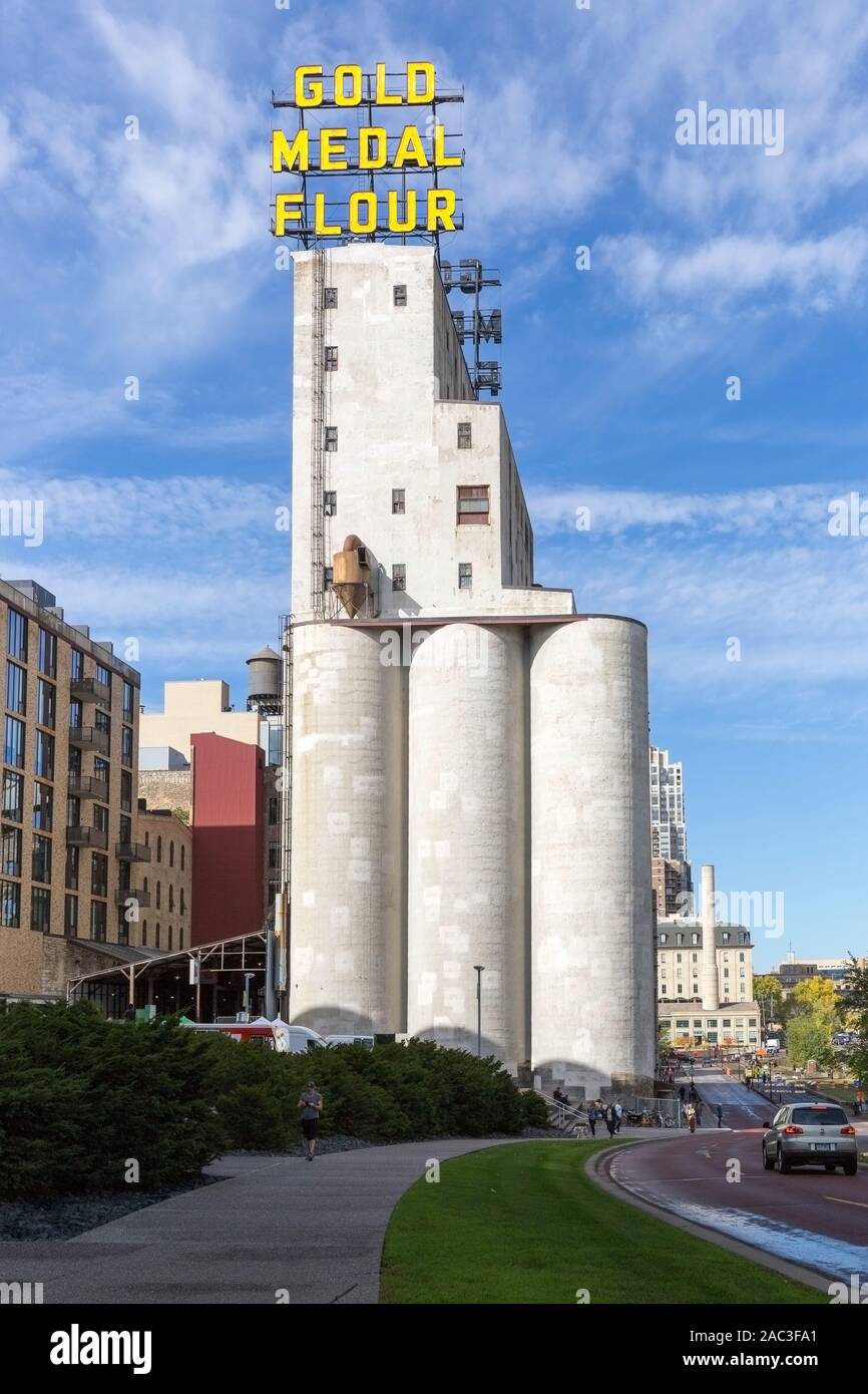 Goldmedaille Mehl unterzeichnen und Getreidesilos, die Teil der historischen Mühle City Museum in der Innenstadt von Minneapolis, Minnesota Stockfoto