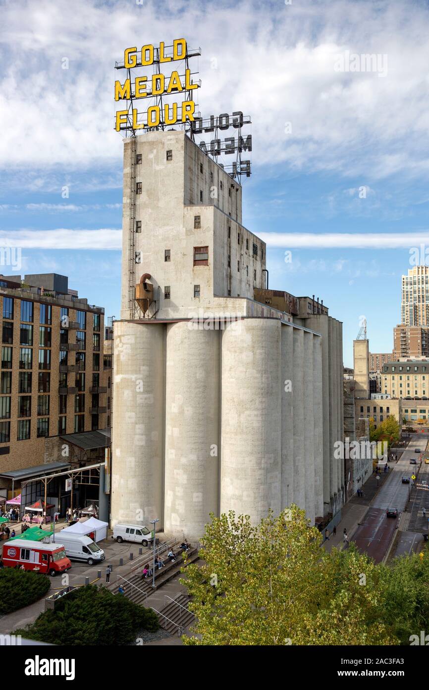 Goldmedaille Mehl unterzeichnen und Getreidesilos, die Teil der historischen Mühle City Museum in der Innenstadt von Minneapolis, Minnesota Stockfoto