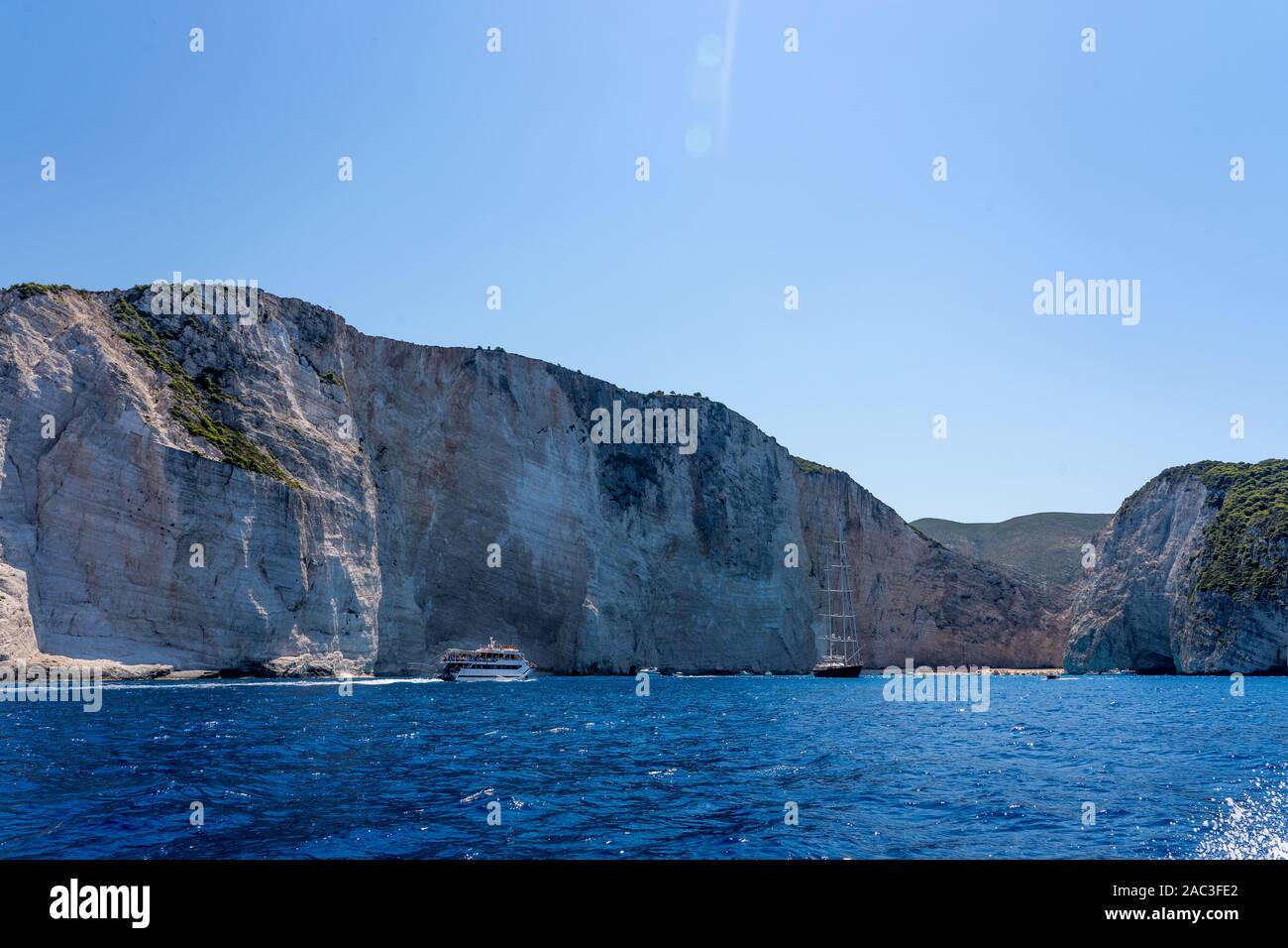 Fernsicht auf Shipwreck bay Navagio und umliegenden Klippen im Sommer 12.00 Uhr Stockfoto