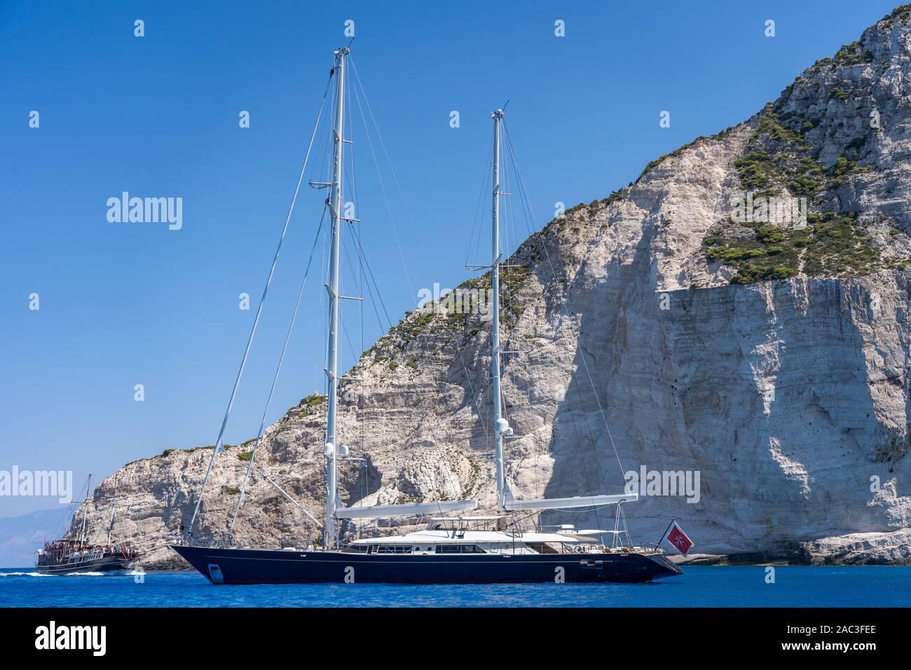 Zakynthos, Griechenland - 20. August 2019: Luxusyacht im Ionischen Meer in der Nähe von Schiffbruch Bay geparkt, Navagios Strand im Sommer 12.00 Uhr Stockfoto