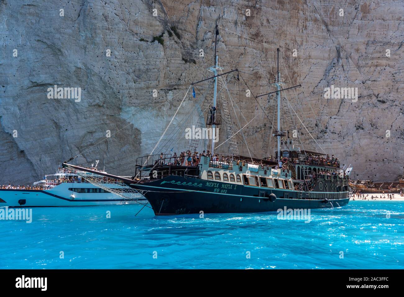 Zakynthos, Griechenland - 20. August 2019: Piratenschiff stil Kreuzfahrtschiff voller Touristen auf Zakynthos Schiffbruch Navagio Bucht Halt Stockfoto