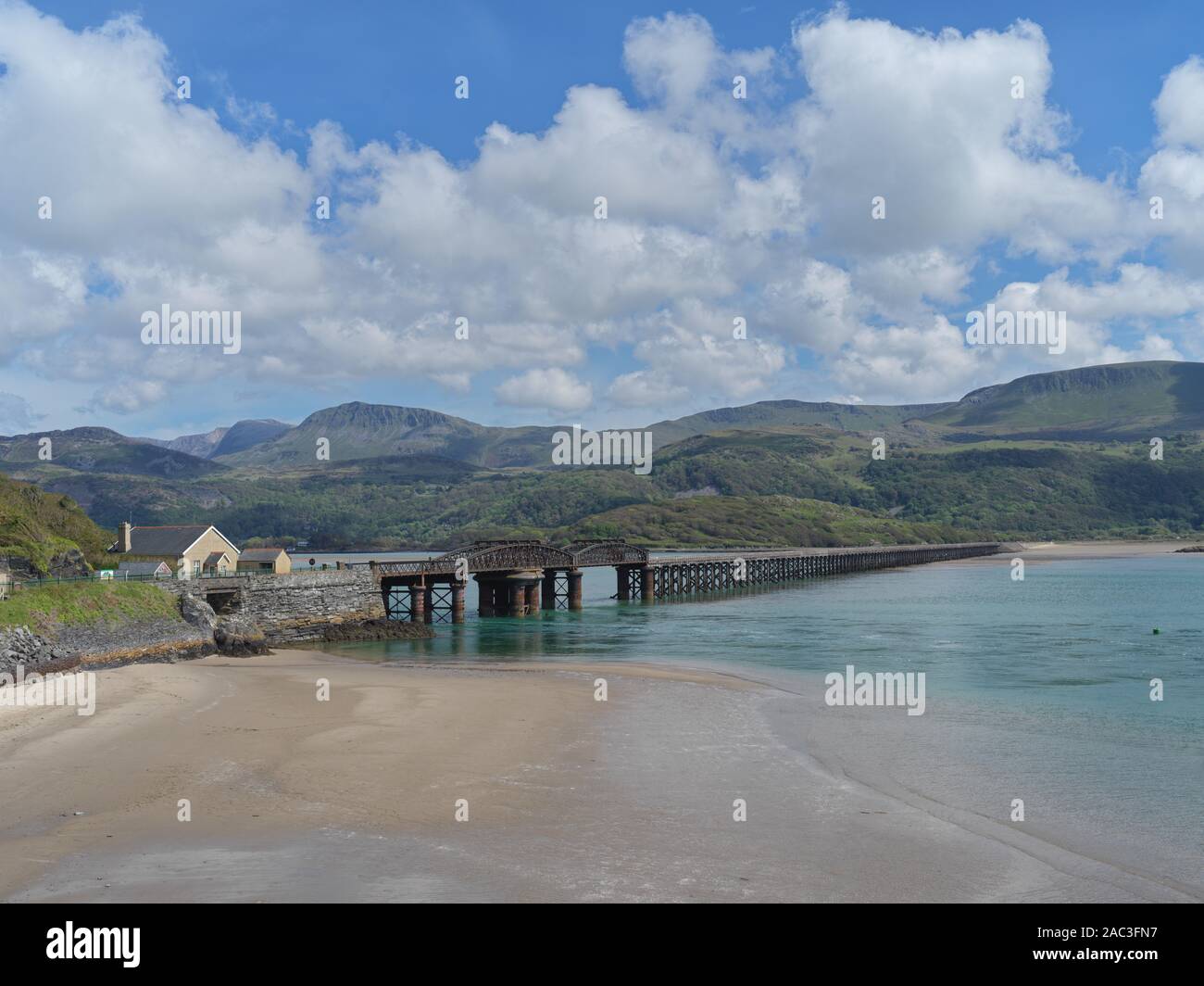 Die Eisenbahnbrücke über die mawddach Estuary bei Barmouth Stockfoto