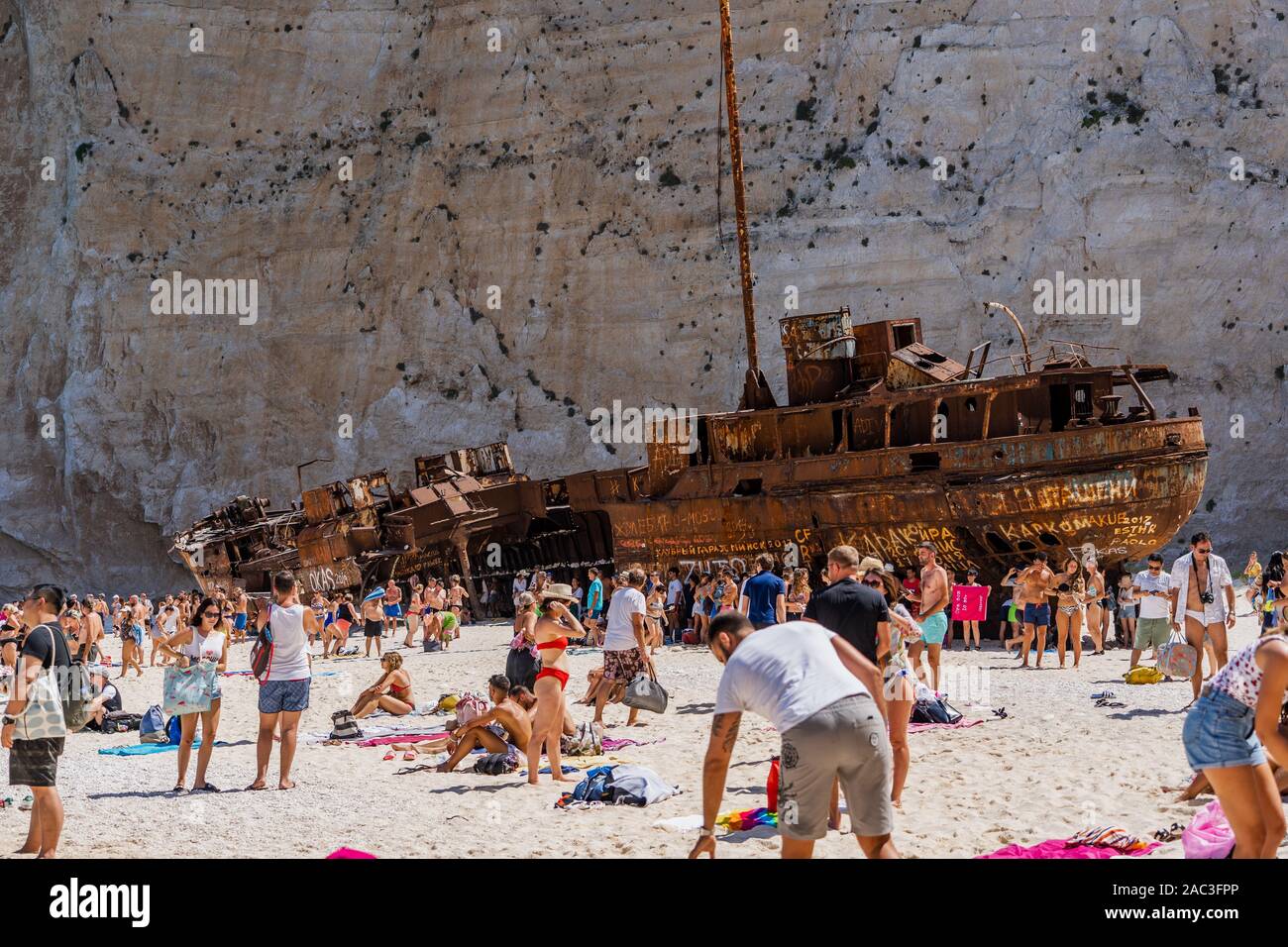 Zakynthos, Griechenland - 20. August 2019: Touristen genießen Sie den Sommer 12.00 Uhr vor der rostigen verlassenen Schiff Schiffbruch Bay navagio Strand Stockfoto