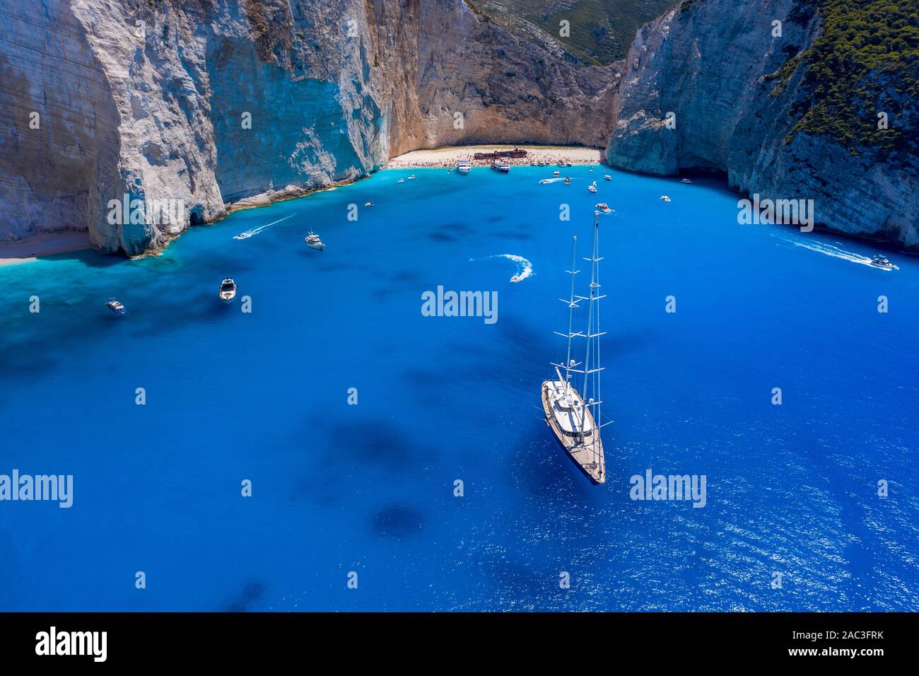 Antenne drone Schoß des Luxus Yacht verlassen Zakynthos Schiffbruch navagio Strand im Sommer Stockfoto