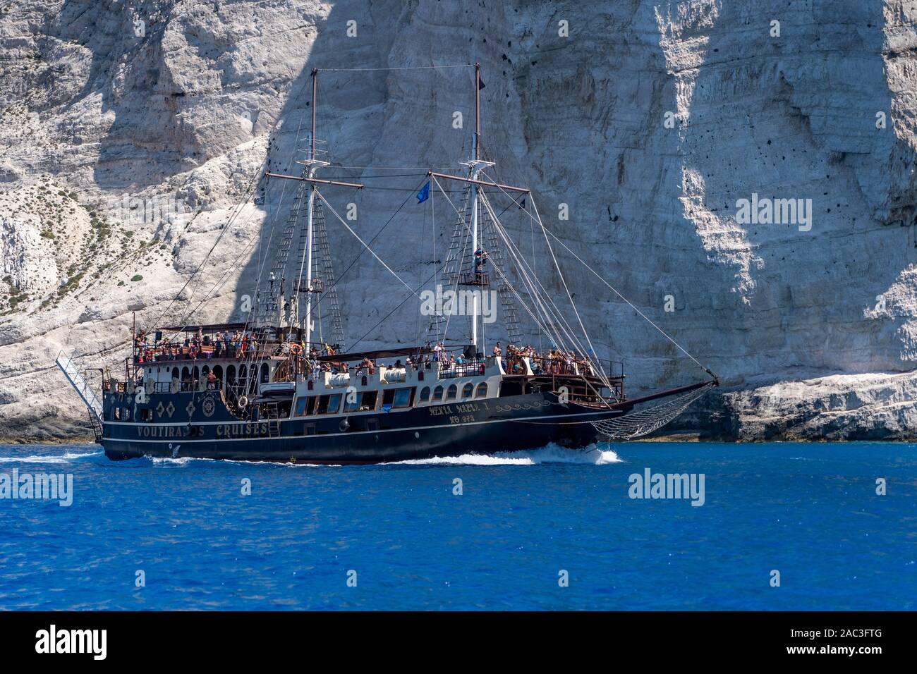 Zakynthos, Griechenland - 20. August 2019: Pirate Ship Cruises voller Touristen iarriving in Zakynthos Schiffbruch Navagio Bay Stockfoto
