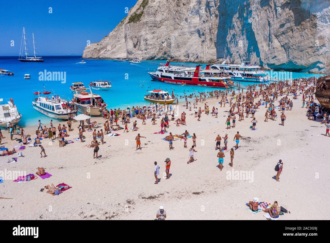 Zakynthos, Griechenland - 20. August 2019: Luftbild Drohne Schuß von Touristen auf Zakynthos Schiffbruch Navagio Strand Stockfoto