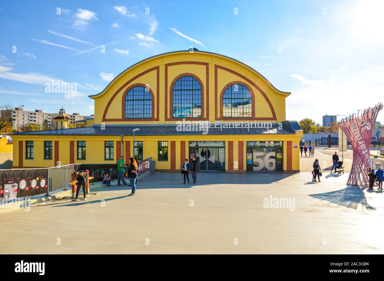 Plzen, Tschechische Republik - 28 Oktober 2019: Der Bau von 3D-Planetarium in Techmania Science Center. Die Ausstellung Menschen in Astronomie und ihre Prinzipien durch Spiele zu erziehen. Besucher außerhalb. Stockfoto