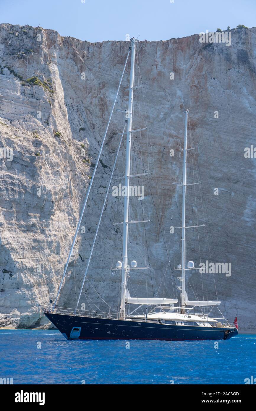 Luxusyacht im Ionischen Meer in der Nähe von Schiffbruch Bay geparkt, Navagios Strand im Sommer 12.00 Uhr Stockfoto