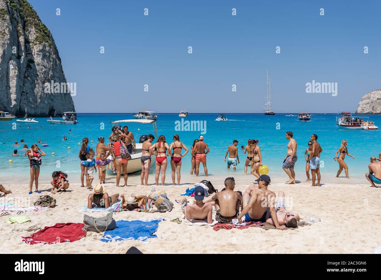 Zakynthos, Griechenland - 20. August 2019: Touristen genießen Beach Time auf Shipwreck Navagio Strand im Sommer Stockfoto
