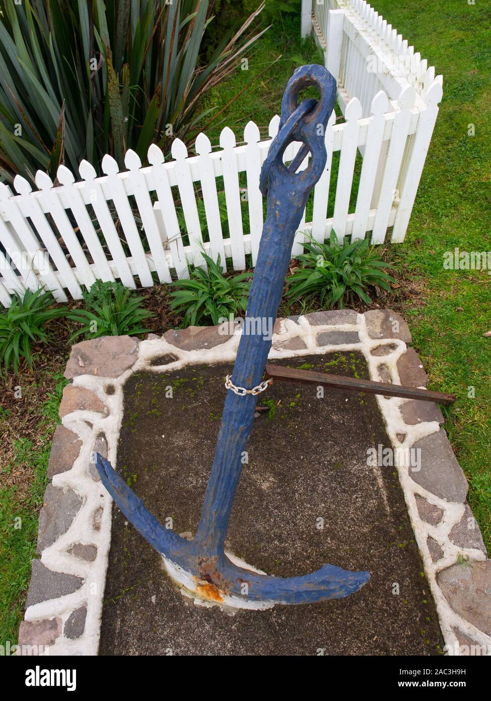 Rostige Alte Anker in einem Garten Stockfoto