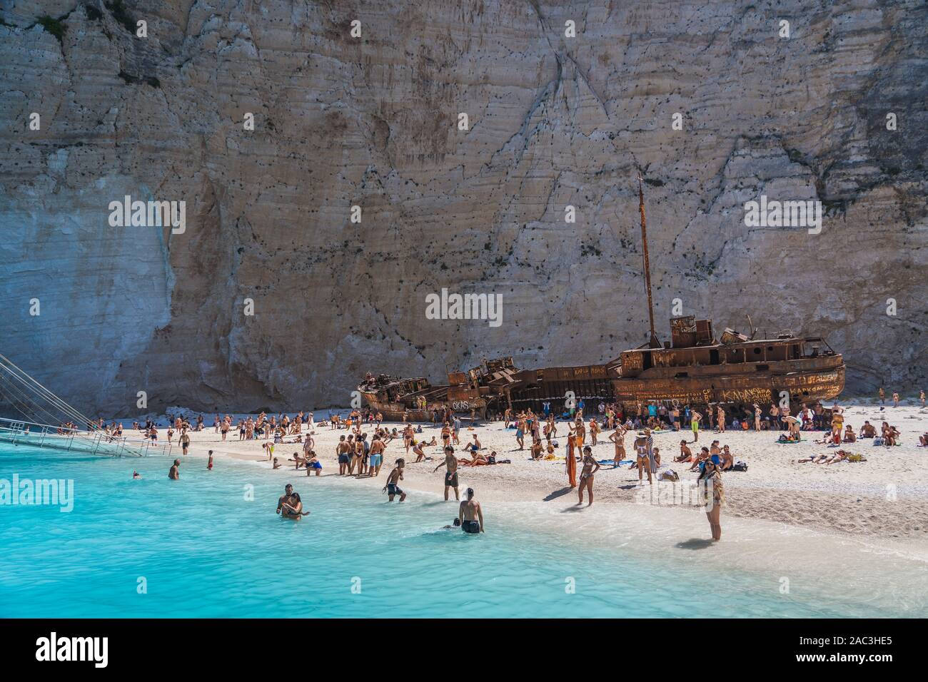 Zakynthos, Griechenland - 20. August 2019: Touristen auf Shipwreck bay Nvagio Strand im Sommer 12.00 Uhr Stockfoto