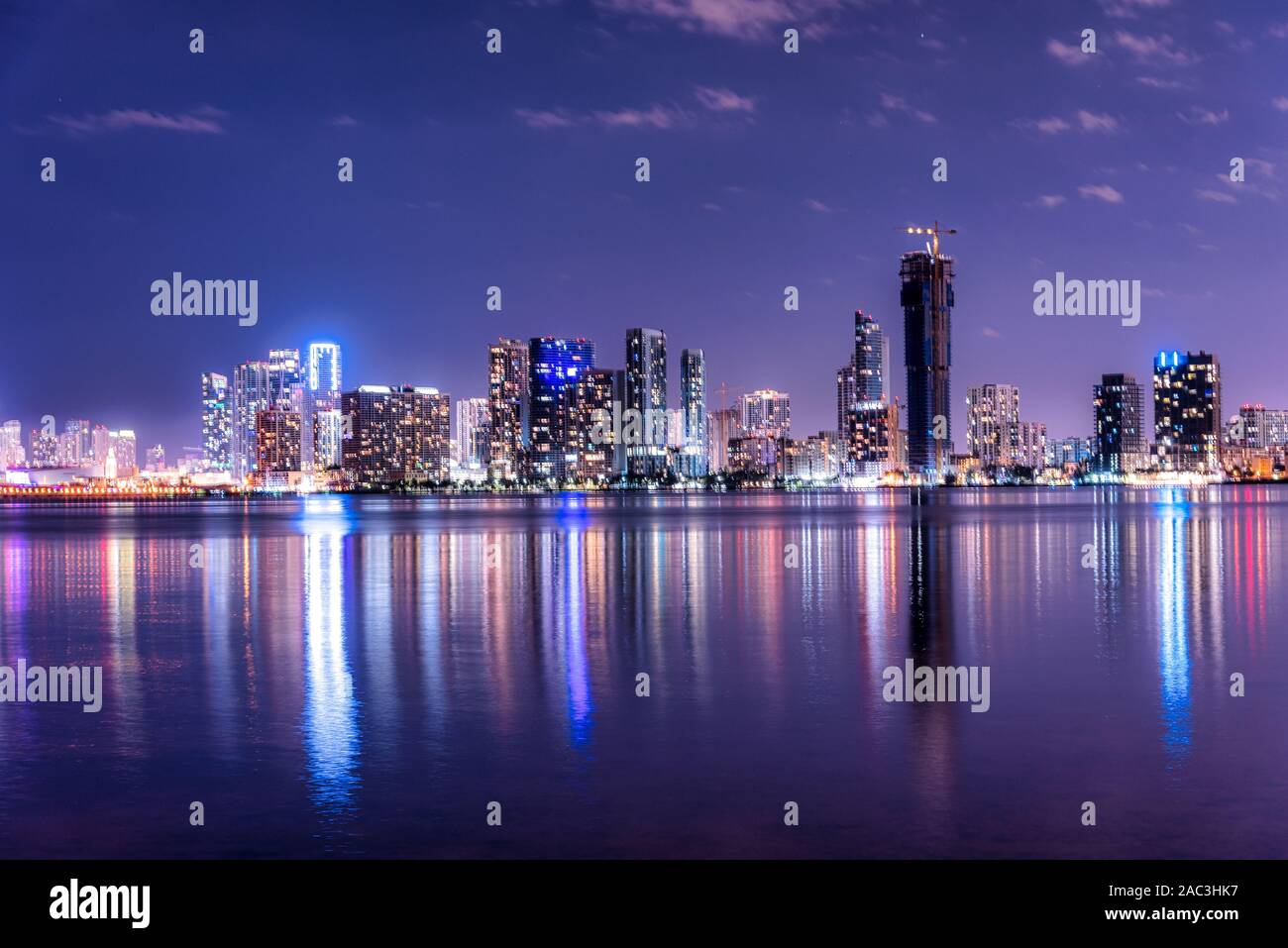 Die Miami Skyline Nacht lange Belichtung in Miami Beach Stockfoto