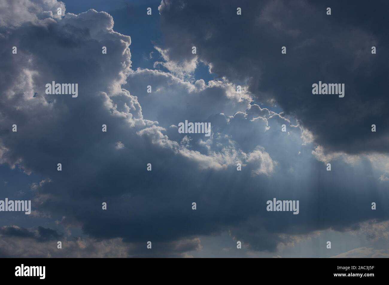 Cumulus Wolken von der Sonne beleuchtet Stockfoto