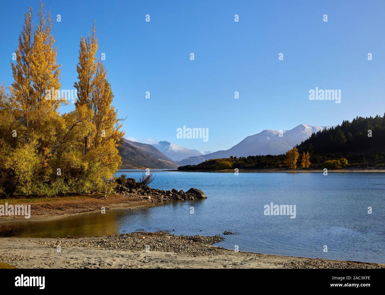 Morgen Blick auf Lake Wanaka Outlet im Herbst in South Island, Neuseeland Stockfoto