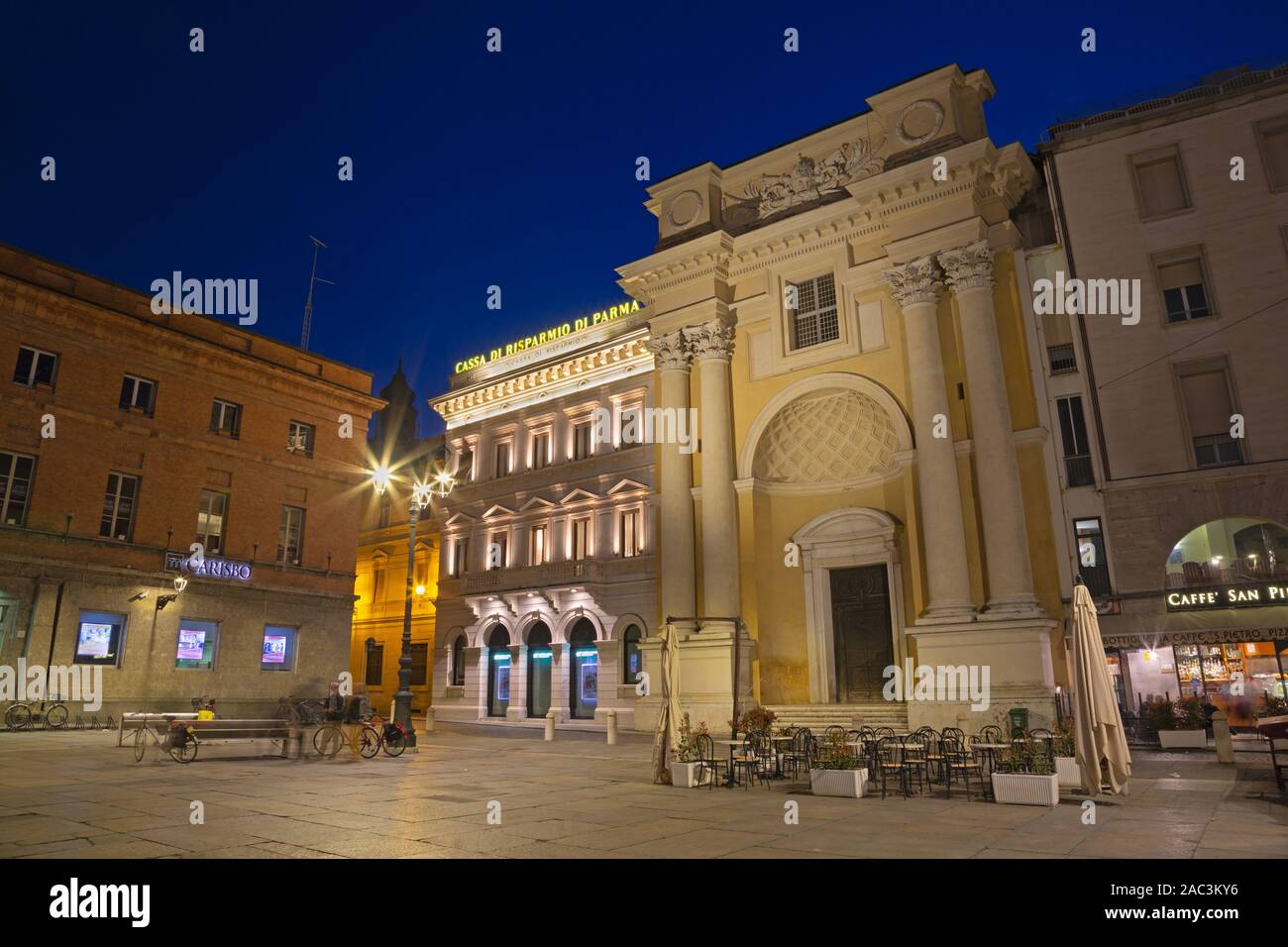 PARMA, Italien - 17. APRIL 2018: Die barocke Kirche Chiesa di San Pietro und der Piazza Garibaldi in der Dämmerung Stockfoto