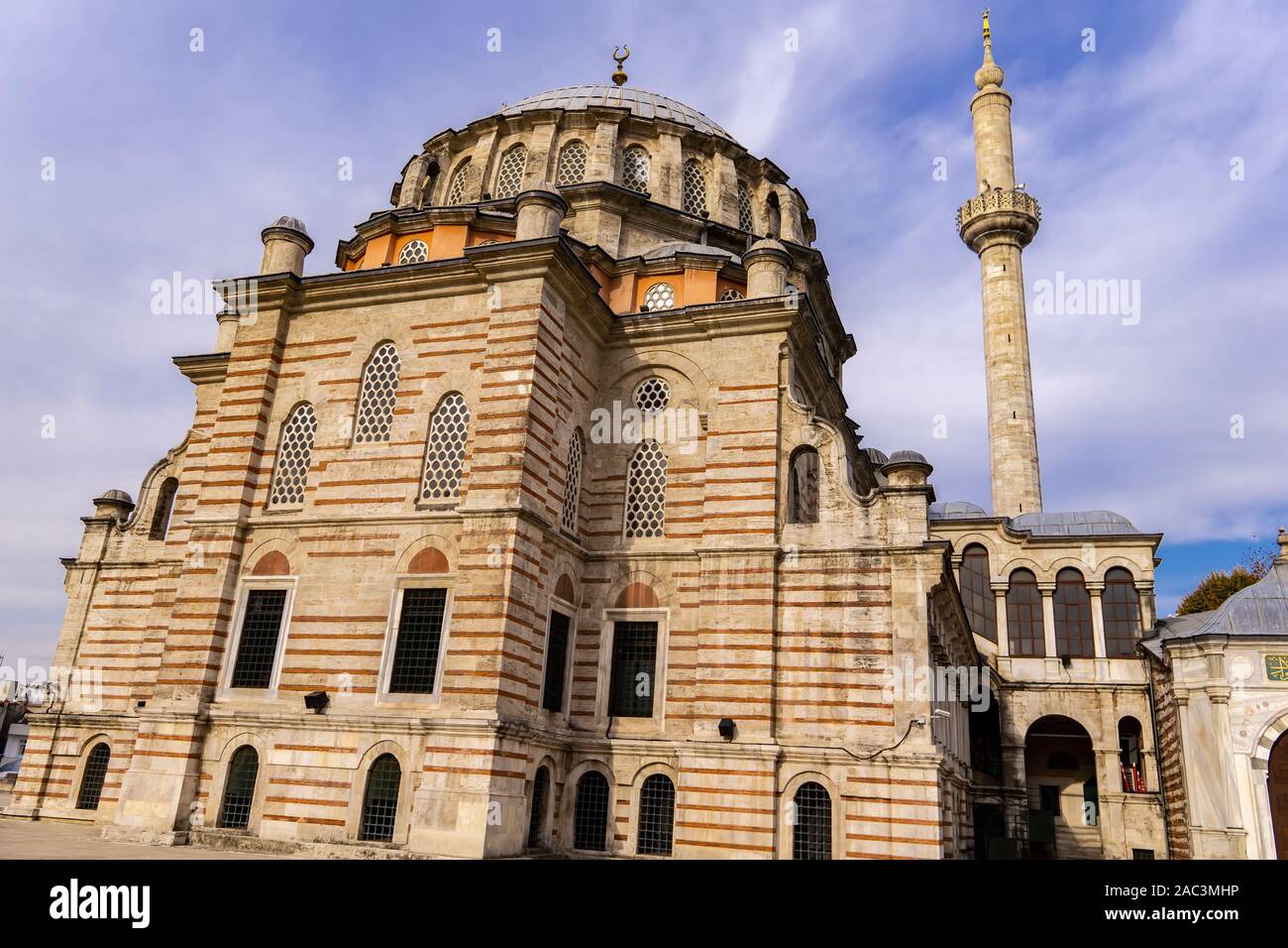 Blick auf Laleli (Tulip) Moschee in Istanbul, Türkei Stockfoto