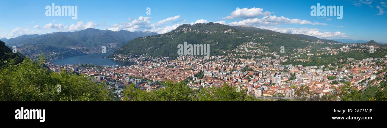 Comer See - die Stadt inmitten der Berge und den Comer See. Stockfoto