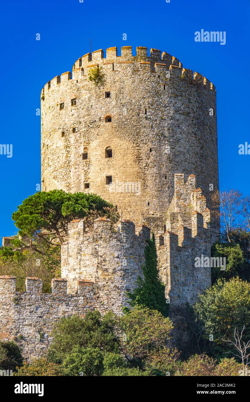 Zylindrische Turm von Rumelian Schloss am europäischen Ufer des Bosporus in Istanbul, Türkei Stockfoto