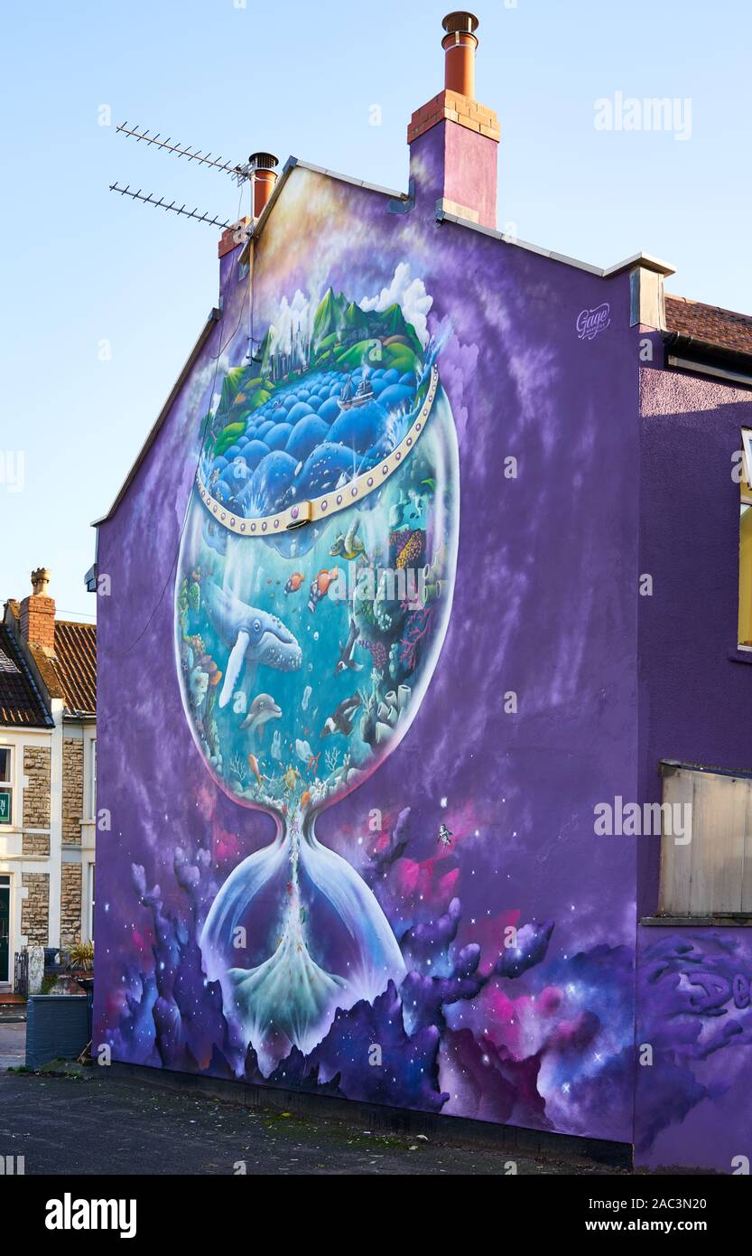 Riesige Wandgemälde von Gage Grafiken auf Hauswand im Arnos Vale Bristol UK mit einem Umweltthema zeigen einen unruhigen Planeten mit der Zeit Stockfoto