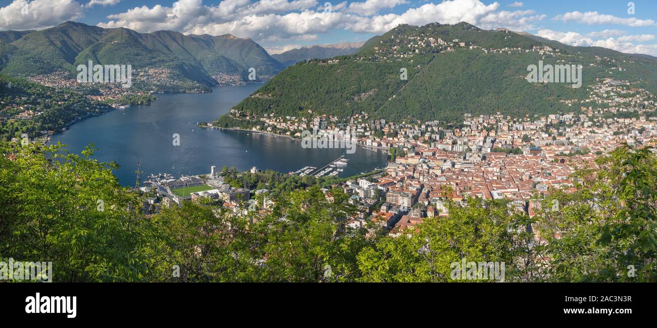 Comer See - die Stadt inmitten der Berge und den Comer See. Stockfoto