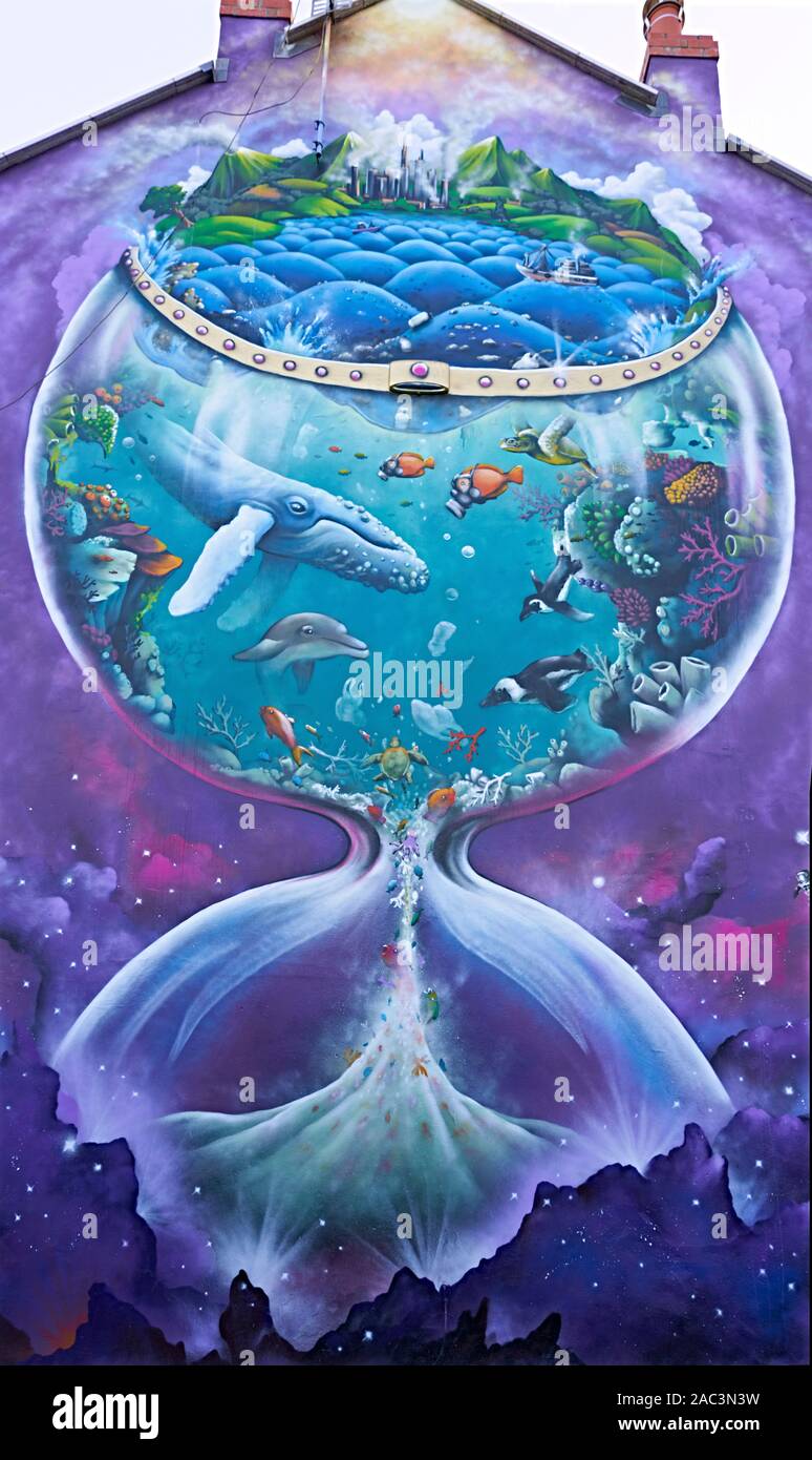 Riesige Wandgemälde von Gage Grafiken auf Hauswand im Arnos Vale Bristol UK mit einem Umweltthema zeigen einen unruhigen Planeten mit der Zeit Stockfoto