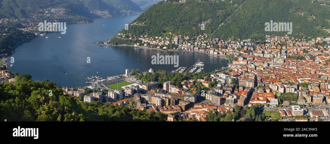Comer See - die Stadt inmitten der Berge und den Comer See. Stockfoto