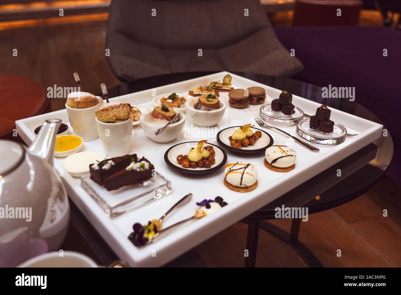 Luxus Tee am Nachmittag auf dem Tisch für zwei Personen. Köstliche Desserts serviert auf dem Tisch. Stockfoto