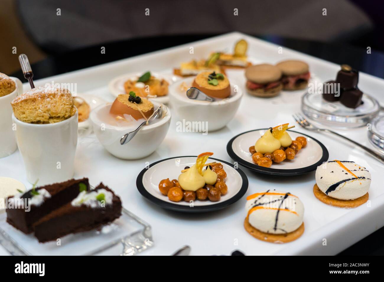 Luxus Tee am Nachmittag auf dem Tisch für zwei Personen. Köstliche Desserts serviert auf dem Tisch. Stockfoto