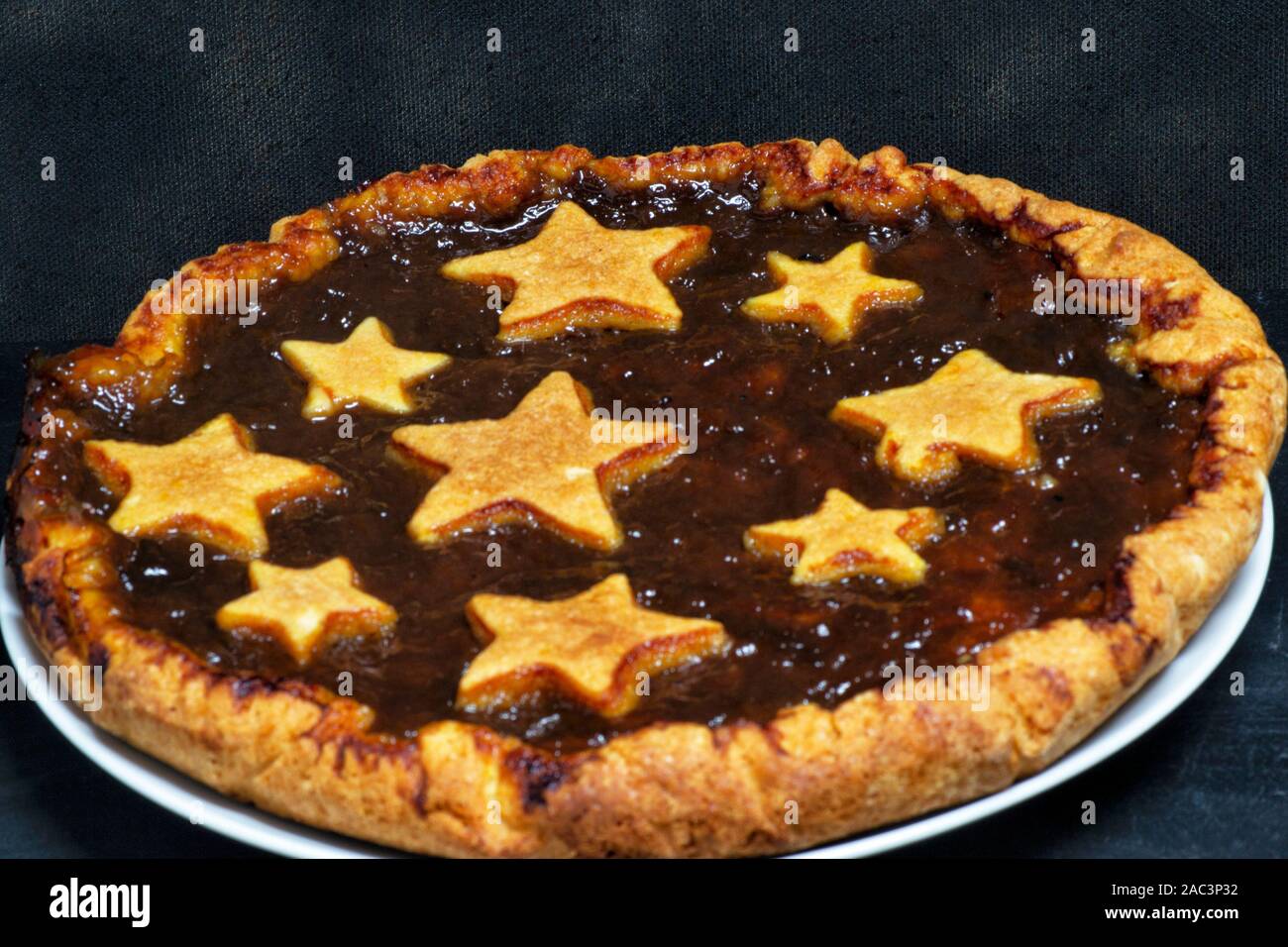 Hausgemachte Pflaumen Tarte mit Sterne Dekorationen. Traditionellen italienischen Kuchen Stockfoto