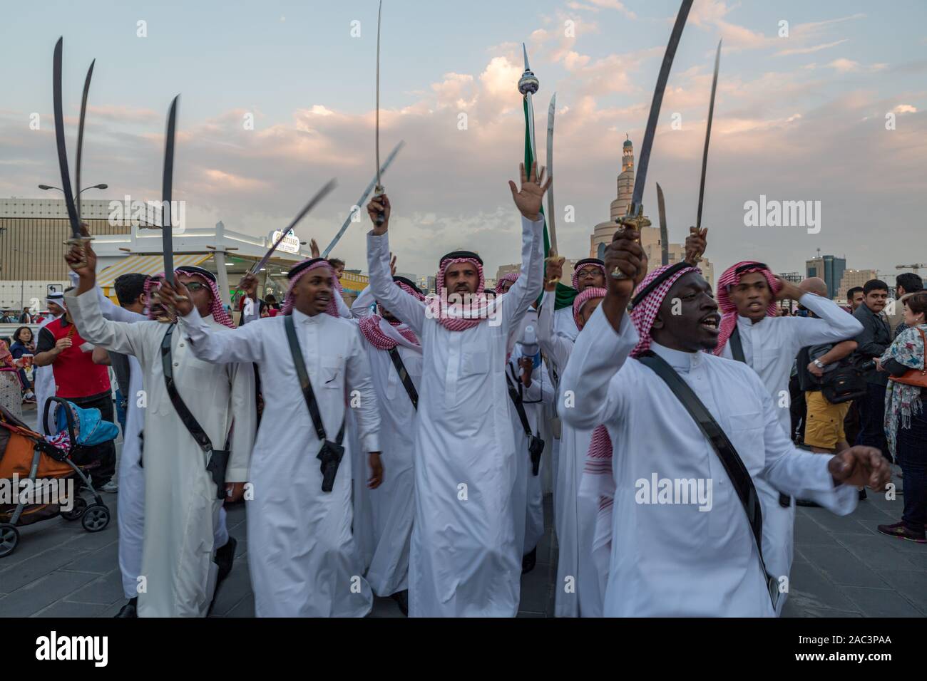 Traditionelle arabische Folklore Tanz aus Saudi-Arabien in Souk Waqif Doha, Katar Frühlingsfest Stockfoto