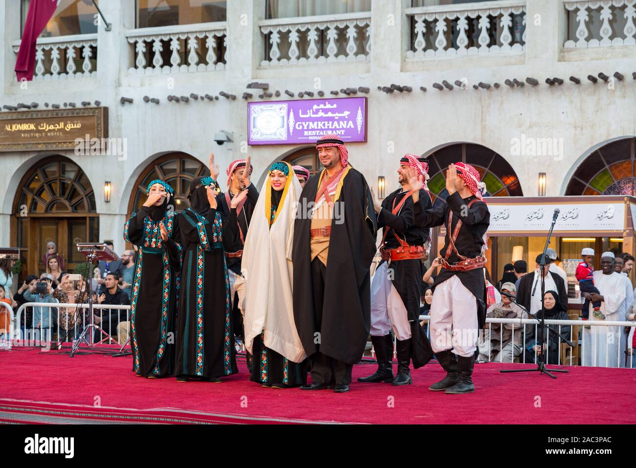 Traditionelle arabische Folklore Tanz aus Jordanien in Souk Waqif Doha, Katar Frühlingsfest Stockfoto