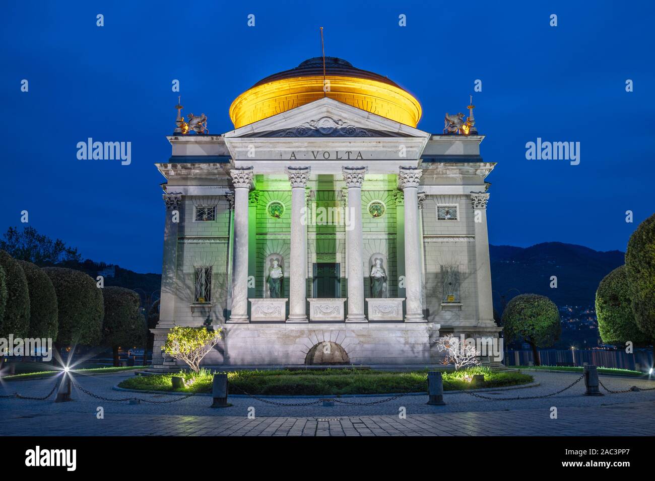 Como - die Gedenkstätte von Alessandro Volta in der Abenddämmerung. Stockfoto